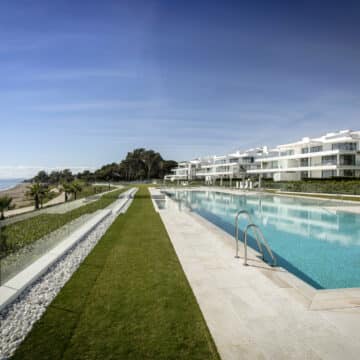 Emare Estepona front line beach first floor 4 bedroom apartment with endless sea views Picture 14