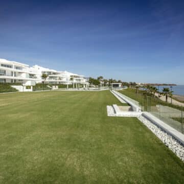 Emare Estepona front line beach first floor 4 bedroom apartment with endless sea views Picture 12