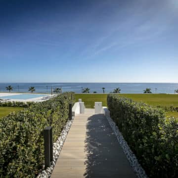Emare Estepona front line beach first floor 4 bedroom apartment with endless sea views Picture 11