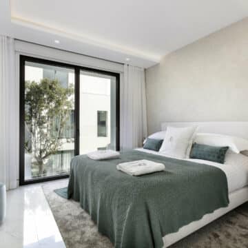 Emare Estepona front line beach first floor 4 bedroom apartment with endless sea views Picture 17