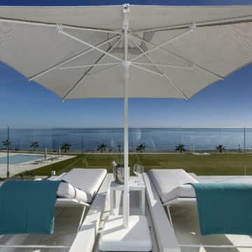 Emare Estepona front line beach first floor 4 bedroom apartment with endless sea views Picture 4