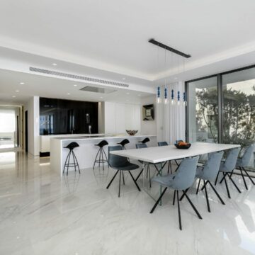 Emare Estepona front line beach first floor 4 bedroom apartment with endless sea views Picture 9