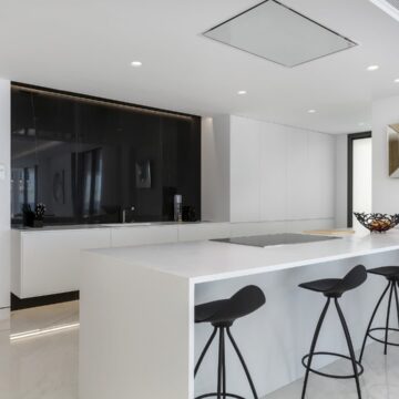 Emare Estepona front line beach first floor 4 bedroom apartment with endless sea views Picture 10
