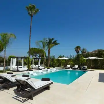 New exquisitely presented luxury villa situated in the heart of the Nueva Andalucia Golf Valley Picture 5