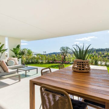 Lovely 4 bedroom penthouse with large terrace and great sea views in Azahar de Estepona Picture 2