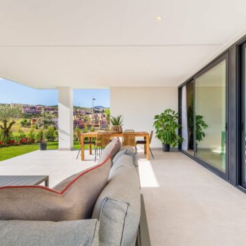 Lovely 4 bedroom penthouse with large terrace and great sea views in Azahar de Estepona Picture 7