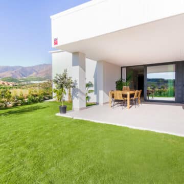 Lovely 4 bedroom penthouse with large terrace and great sea views in Azahar de Estepona Picture 14