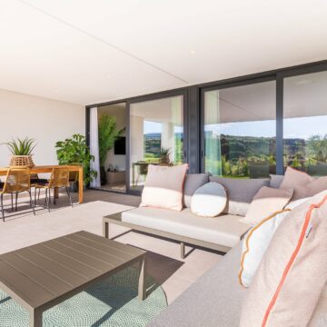 Lovely 4 bedroom penthouse with large terrace and great sea views in Azahar de Estepona Picture 5