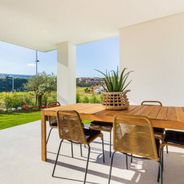 Lovely 4 bedroom penthouse with large terrace and great sea views in Azahar de Estepona Picture 3