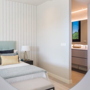 Lovely 4 bedroom penthouse with large terrace and great sea views in Azahar de Estepona Picture 17