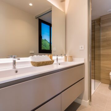 Lovely 4 bedroom penthouse with large terrace and great sea views in Azahar de Estepona Picture 18
