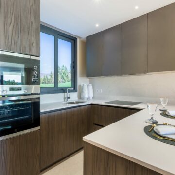 Lovely 4 bedroom penthouse with large terrace and great sea views in Azahar de Estepona Picture 12