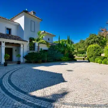 Luxury Mediterranean high-end villa in La Zagaleta Benahavis, lovely garden areas and indoor pool Picture 12