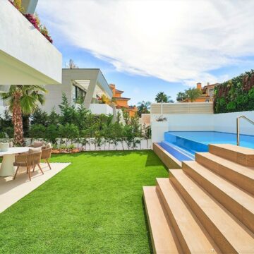 Key Ready semi-detached villa with private pool at Puerto Banús Beach at short walk to the port Picture 4