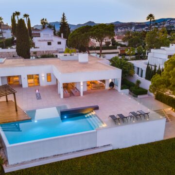 Splendid frontline golf villa located in the heart of the Golf Valley in Las Brisas, Nueva Andalucia Picture 25