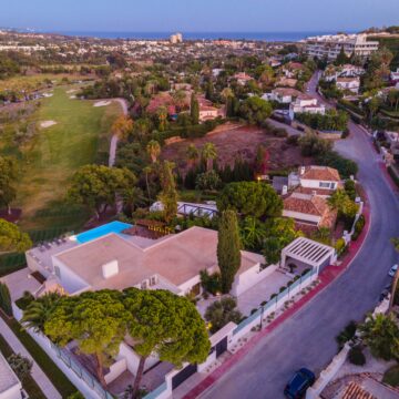 Splendid frontline golf villa located in the heart of the Golf Valley in Las Brisas, Nueva Andalucia Picture 24