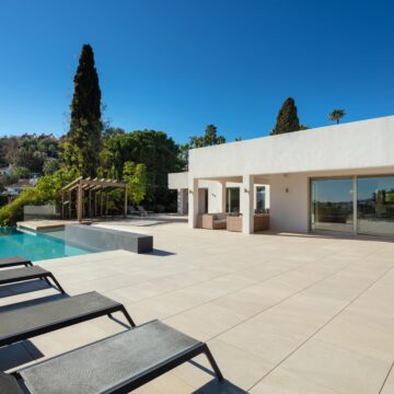 Splendid frontline golf villa located in the heart of the Golf Valley in Las Brisas, Nueva Andalucia Picture 13