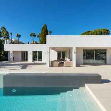 Splendid frontline golf villa located in the heart of the Golf Valley in Las Brisas, Nueva Andalucia Picture 1