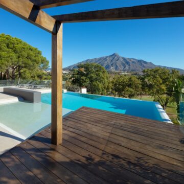 Splendid frontline golf villa located in the heart of the Golf Valley in Las Brisas, Nueva Andalucia Picture 18