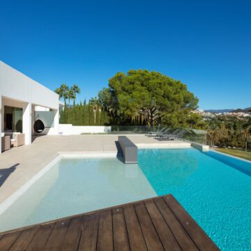 Splendid frontline golf villa located in the heart of the Golf Valley in Las Brisas, Nueva Andalucia Picture 19