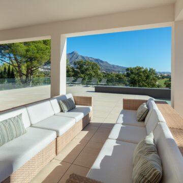 Splendid frontline golf villa located in the heart of the Golf Valley in Las Brisas, Nueva Andalucia Picture 9