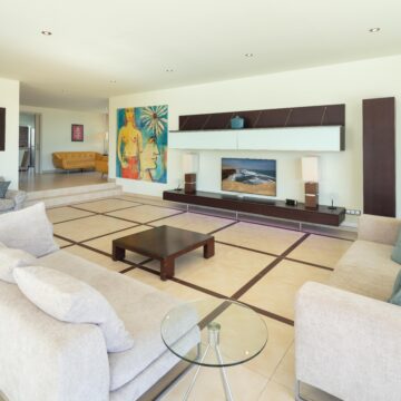 Splendid frontline golf villa located in the heart of the Golf Valley in Las Brisas, Nueva Andalucia Picture 4