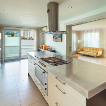 Splendid frontline golf villa located in the heart of the Golf Valley in Las Brisas, Nueva Andalucia Picture 8