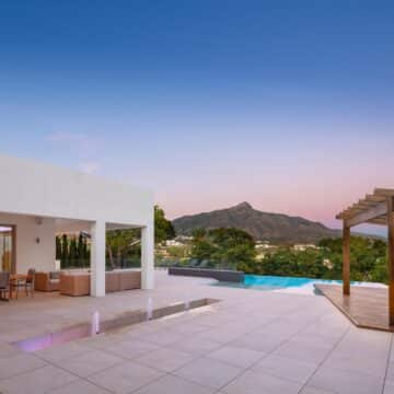 Splendid frontline golf villa located in the heart of the Golf Valley in Las Brisas, Nueva Andalucia Picture 17