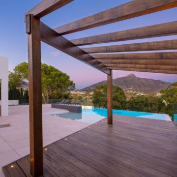 Splendid frontline golf villa located in the heart of the Golf Valley in Las Brisas, Nueva Andalucia Picture 20