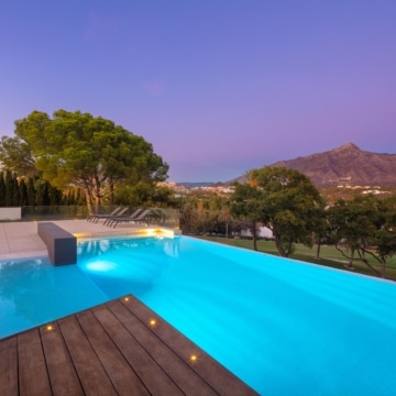 Splendid frontline golf villa located in the heart of the Golf Valley in Las Brisas, Nueva Andalucia Picture