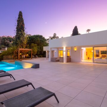 Splendid frontline golf villa located in the heart of the Golf Valley in Las Brisas, Nueva Andalucia Picture 22