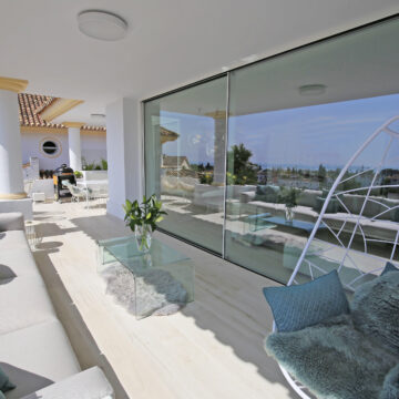 Magnificent Duplex Penthouse in the Prestigious and Gated Community of Monte Paraiso, Marbella Golden Mile Picture 2