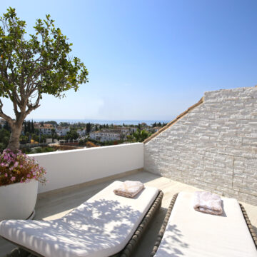 Magnificent Duplex Penthouse in the Prestigious and Gated Community of Monte Paraiso, Marbella Golden Mile Picture 4