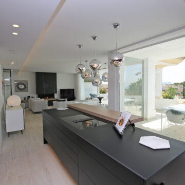 Magnificent Duplex Penthouse in the Prestigious and Gated Community of Monte Paraiso, Marbella Golden Mile Picture 9