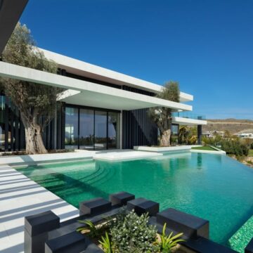 Extraordinary Luxury Villa with Panoramic Sea Views in Los Flamingos Golf, Benahavis Picture 3