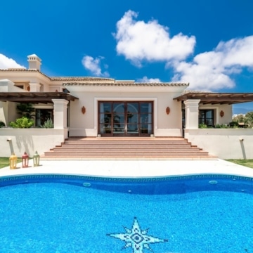 Prestigious Villa situated in the Heart of Nueva Andalucía, One of the Most Demanded Areas of Marbella Picture 0