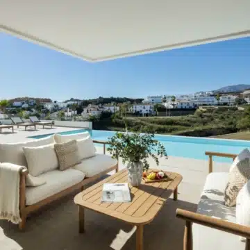 Spectacular villa in La Resina Golf, Estepona on an elevated plot with stunning panoramic sea and mountain views Picture 6