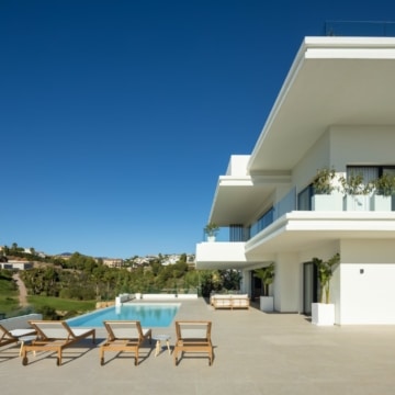 Spectacular villa in La Resina Golf, Estepona on an elevated plot with stunning panoramic sea and mountain views Picture 27