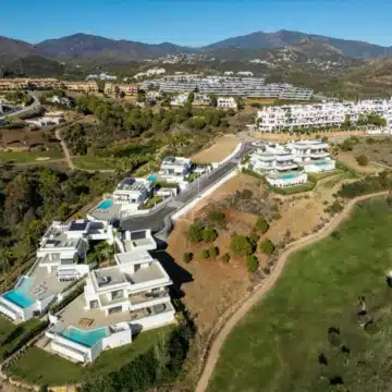 Spectacular villa in La Resina Golf, Estepona on an elevated plot with stunning panoramic sea and mountain views Picture 32