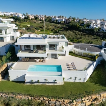 Spectacular villa in La Resina Golf, Estepona on an elevated plot with stunning panoramic sea and mountain views Picture 36