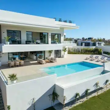 Spectacular villa in La Resina Golf, Estepona on an elevated plot with stunning panoramic sea and mountain views Picture 37