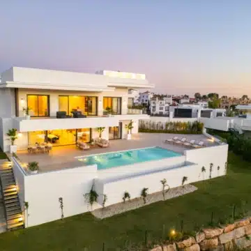 Spectacular villa in La Resina Golf, Estepona on an elevated plot with stunning panoramic sea and mountain views Picture 38