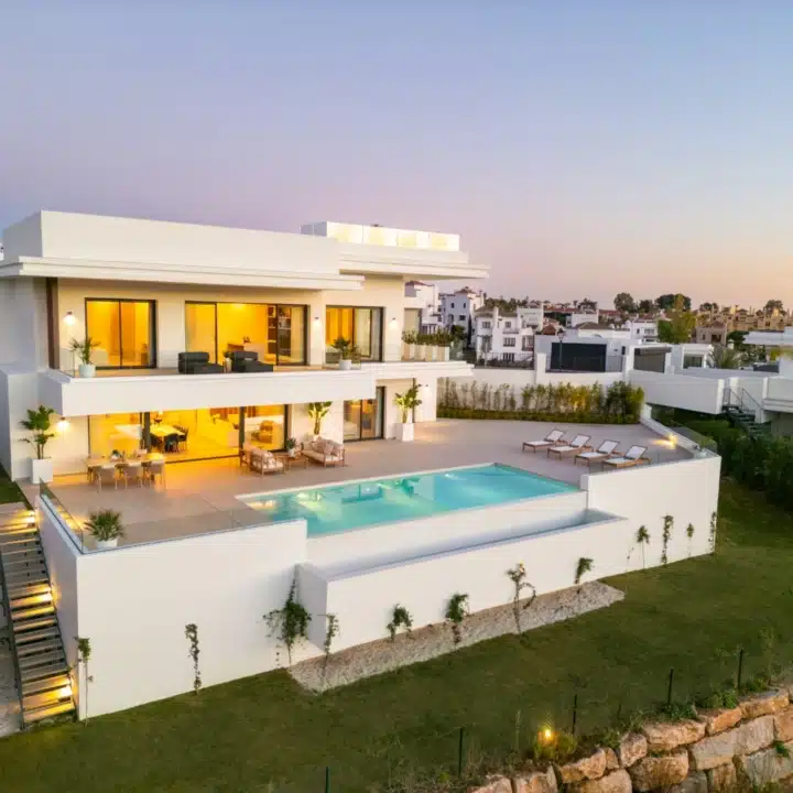 Spectacular villa in La Resina Golf, Estepona on an elevated plot with stunning panoramic sea and mountain views Picture