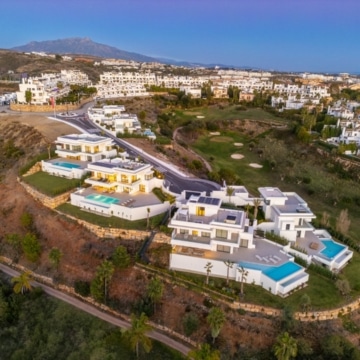 Spectacular villa in La Resina Golf, Estepona on an elevated plot with stunning panoramic sea and mountain views Picture 39