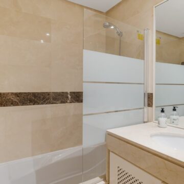 Duplex Penthouse in Las Lomas del Marques Benahavis Reformed and with Amazing Views towards the Sea Picture 15