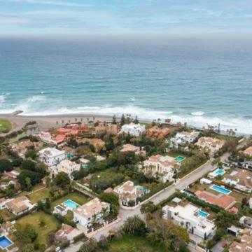 Spacious Plot Located on the third beach line in Casasola, Estepona Picture 15