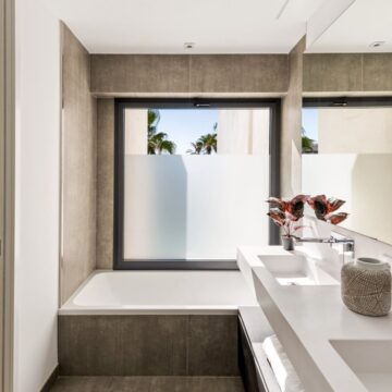 The Island Estepona – Stunning beachfront townhouse, fully furnished, offering beautiful Sea Views Picture 10