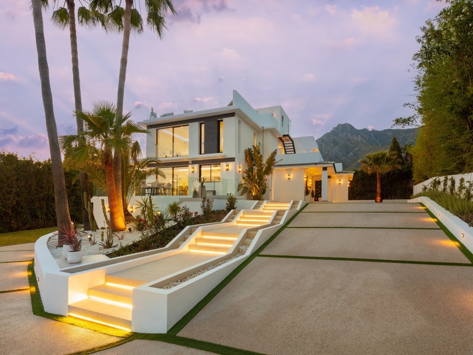 Stunning Villa Located in One of the Most Sought-After Areas in Nagueles, Marbella Golden Mile