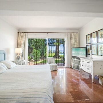 Stunning Frontline Beach Villa in The New Golden Mile, Estepona Picture 18