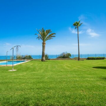 Stunning Frontline Beach Villa in The New Golden Mile, Estepona Picture 3